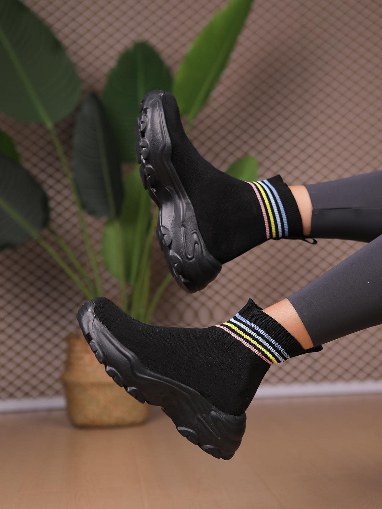 運動黑色運動鞋適用於女士條紋圖案一腳蹬襪型運動鞋 - 黑色 - 查看 1