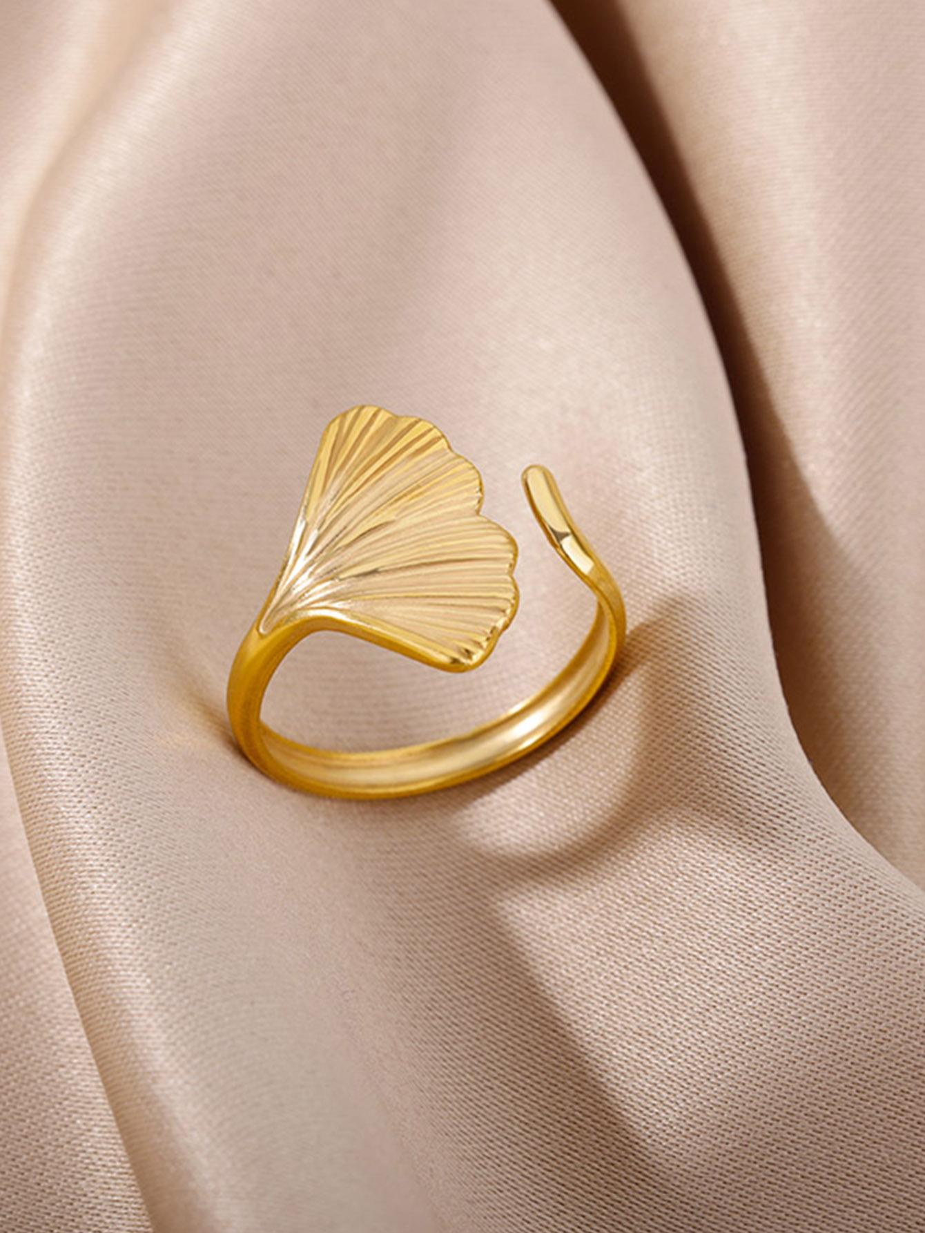 Fish tail cuff ring