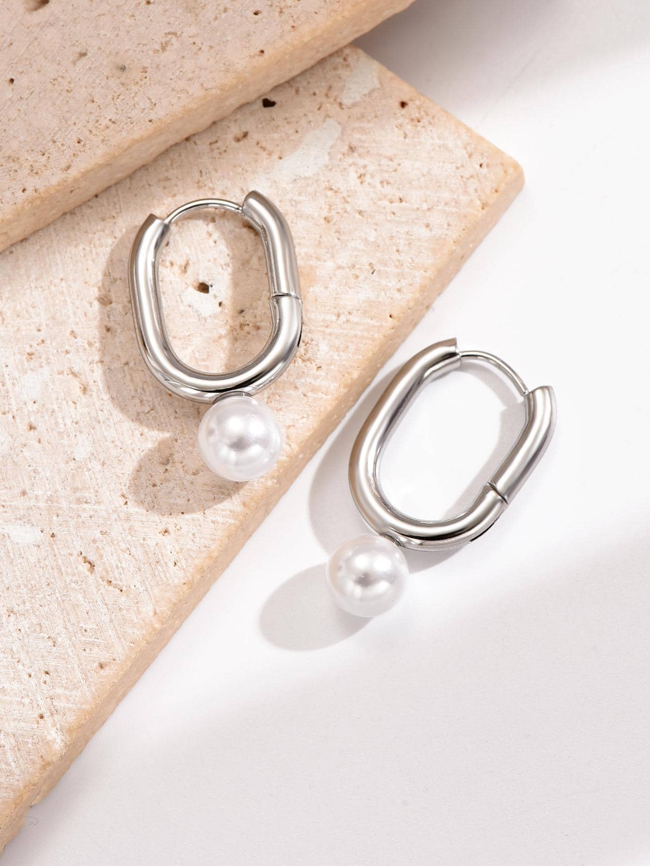人造珍珠裝飾圓耳環 - 銀色 - 查看 1
