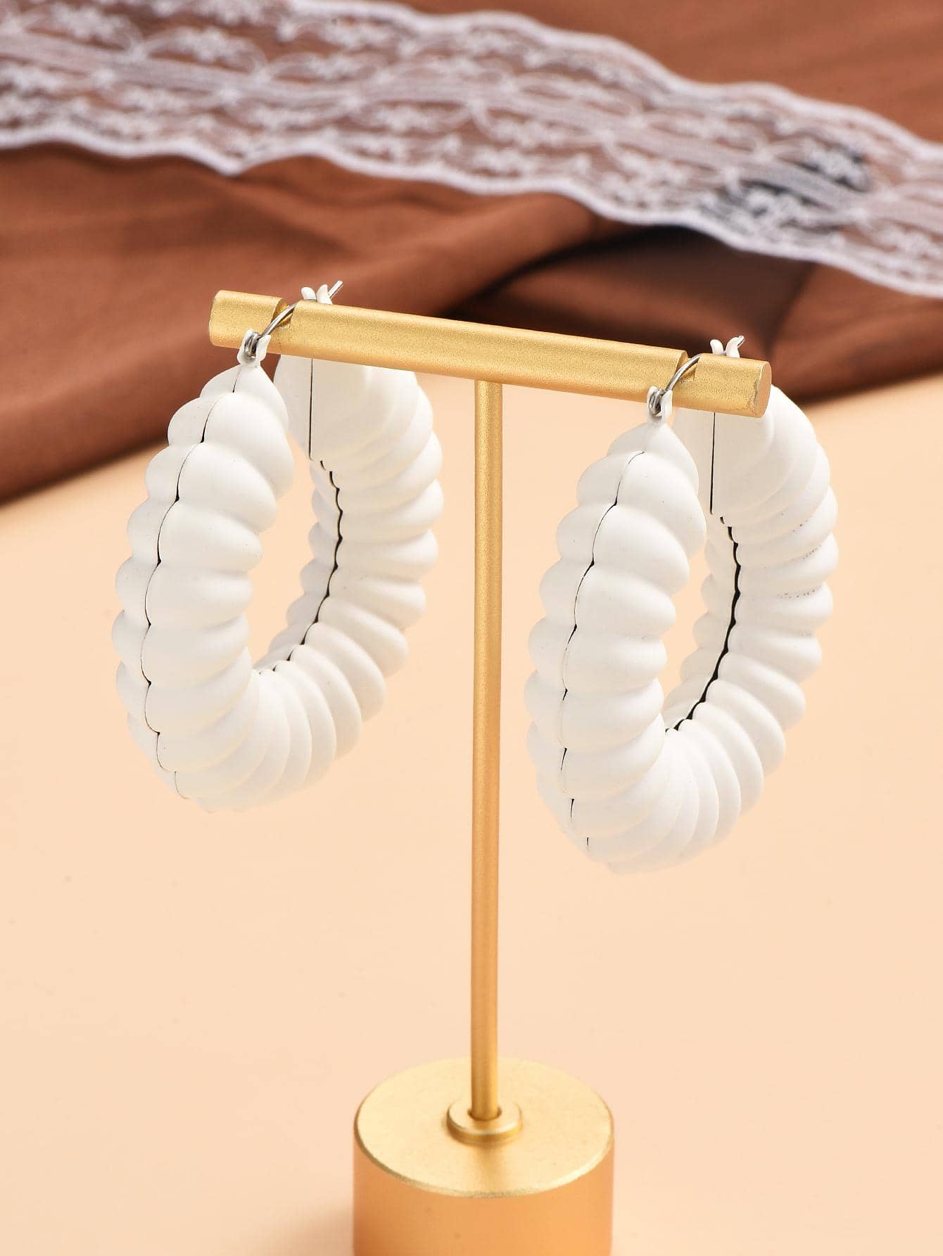 1雙時尚紋理質感圓耳環適合女士日常裝飾 - 白色 - 查看 1