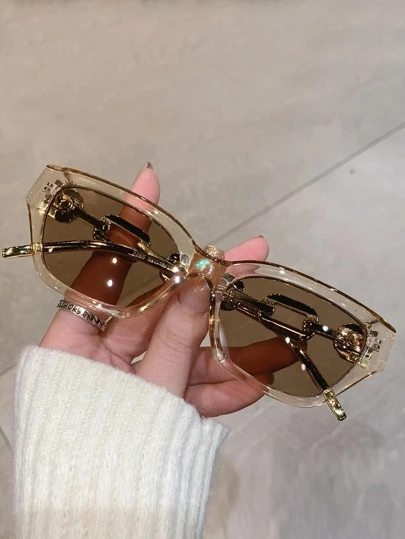 一副女士猫眼形纯色时尚眼镜，镜腿饰有链条，适合夏季海滩度假、户外活动和旅行。