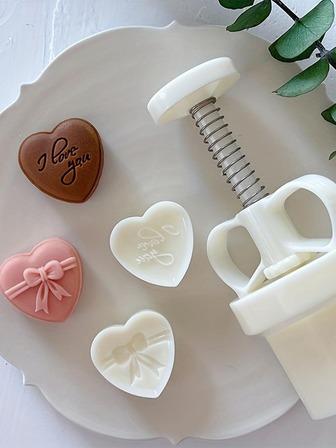 2入組心和蝴蝶結設計月亮蛋糕模具