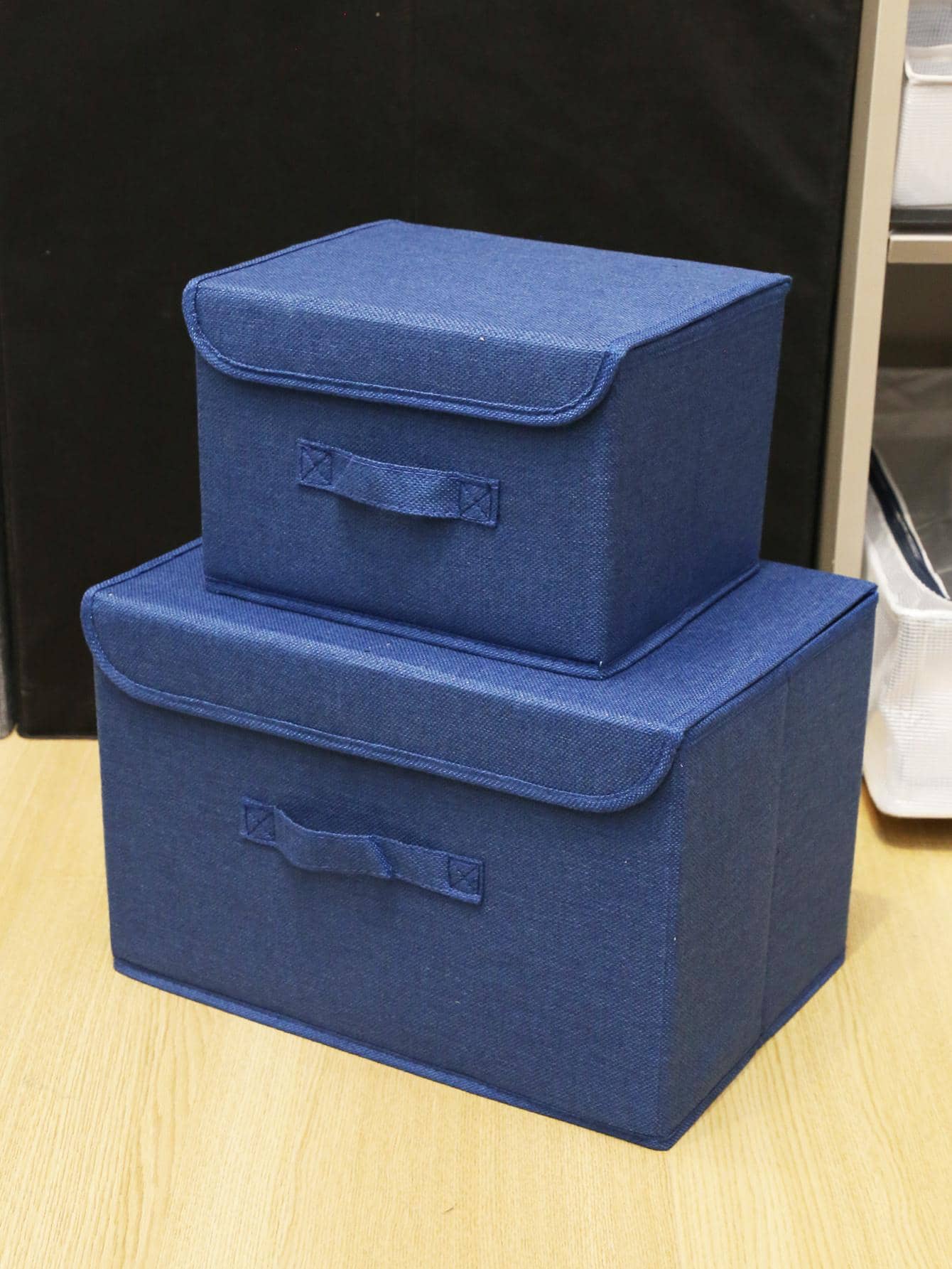 1 hộp đựng đồ vải lanh cao cấp chống thấm nước có thể gấp gọn, sắp xếp đồ đạc trên bàn làm việc và đồ gia dụng, đựng quần áo chống thấm nước và chống ẩm, không phai màu hoặc có mùi, nhiều kích cỡ và màu sắc có sẵn, khối đựng đồ bằng vải có dung tích lớn, thích hợp cho tủ quần áo, quần áo theo mùa, đồ chơi, v.v., thiết kế tiết kiệm không gian có tay cầm để dễ dàng mang theo - Màu xanh hải quân - Xem 1