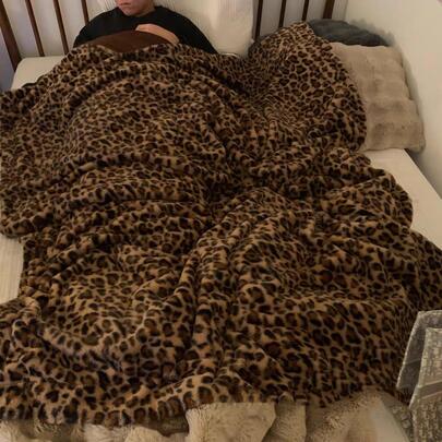 1x luipaardprint imitatiebont dubbellaags warme deken, zachte en gladde imitatiebont textuur, omkeerbare pluche deken voor thuis, woonkamer, slaapkamer, bank, multifunctionele deken voor alle seizoenen om uw levensstijl te verbeteren