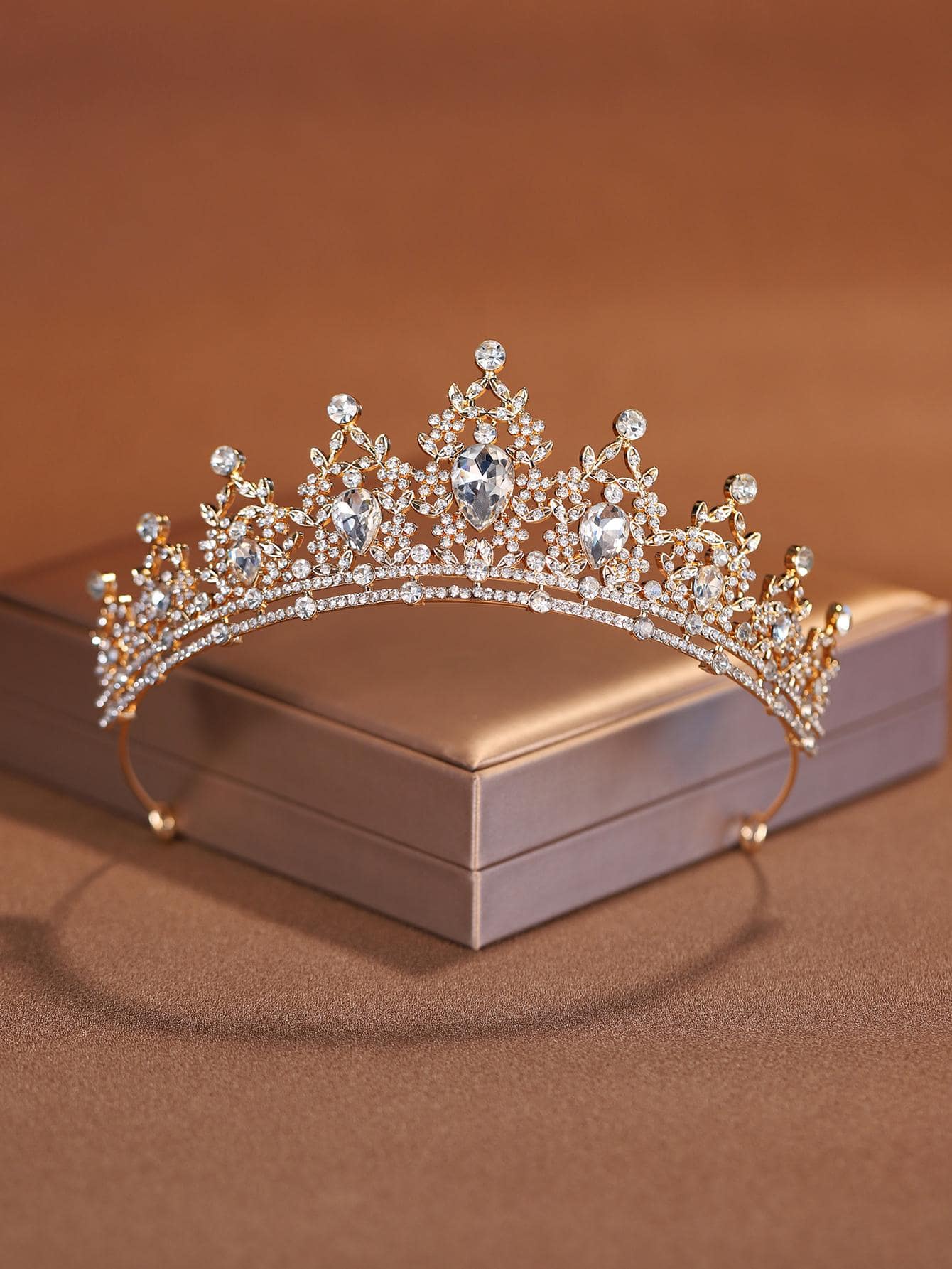 1件时尚精致的皇冠造型合金发饰，适合女士婚礼或派对佩戴，可作皇家头饰或情人节配饰。 - 金色 - 查看 1