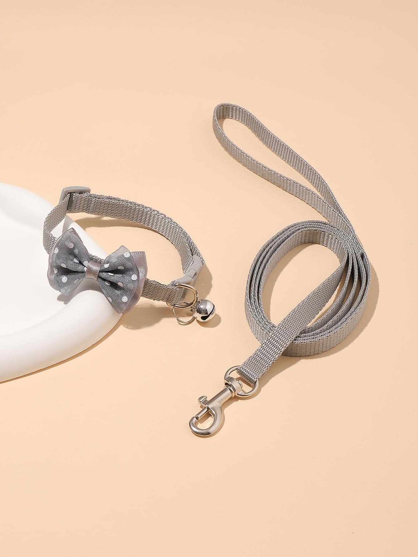 1入組蝴蝶結和鈴鐺裝飾寵物項圈和1条皮带適用於貓和狗狗適用於戶外玩 - 銀色 - 查看 1