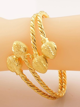 צמיד נחושת אופנתי בעיצוב טוויסט עם לבבות לנשים לקישוט יומיומי