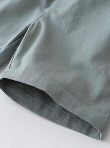 小男童印花前蝴蝶結襯衫和背帶短褲套裝