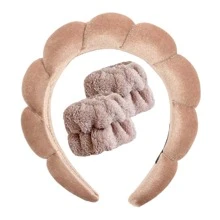 3入組時尚絲絨海綿頭箍和毛絨手腕帶，適用於洗臉、化妝、護膚、派對和外出。同時也可以配上手工編織的手環作為秋季配飾。