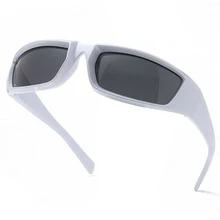 1 副白色塑料包装运动眼镜