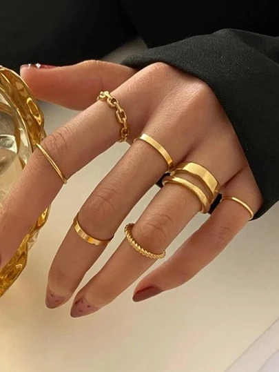 Set de 7 anillos de nudillos de metal con textura retorcida en estilo minimalista y colores aleatorios