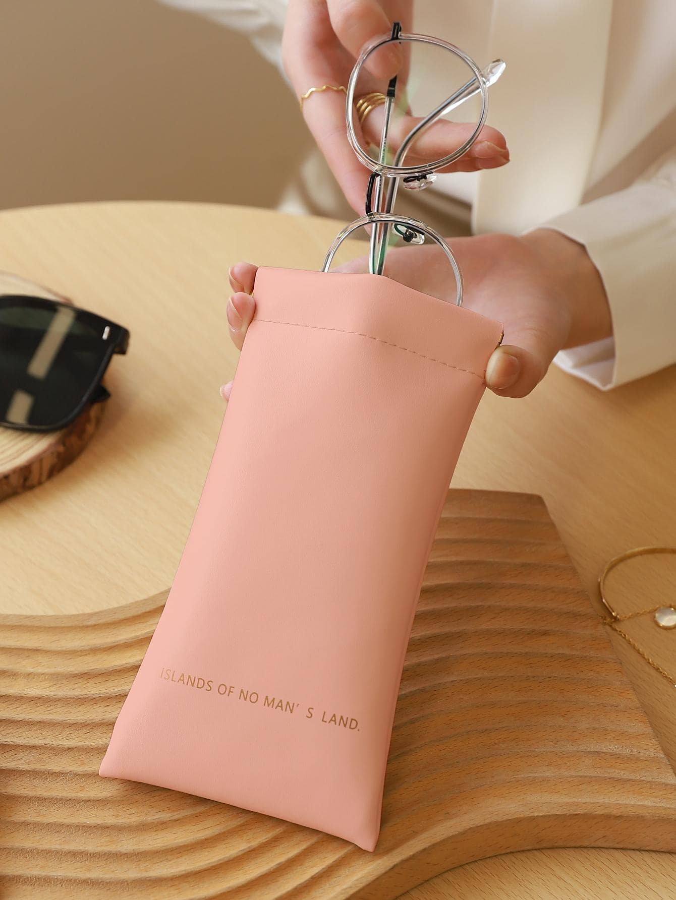 挤压顶部素食皮革太阳镜袋弹簧收纳眼镜袋支架软眼镜盒防刮太阳镜袋眼镜袋带清洁布便携式