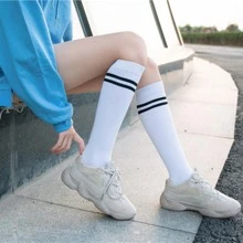 條紋圖案高筒襪 - 黑與白 - 查看 1