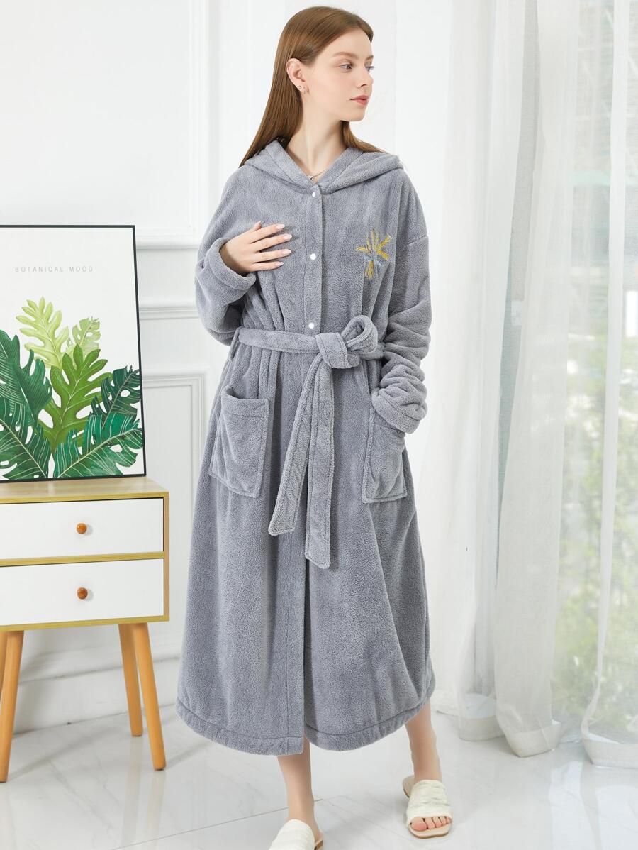一件珊瑚绒连帽条纹浴袍家居服返校