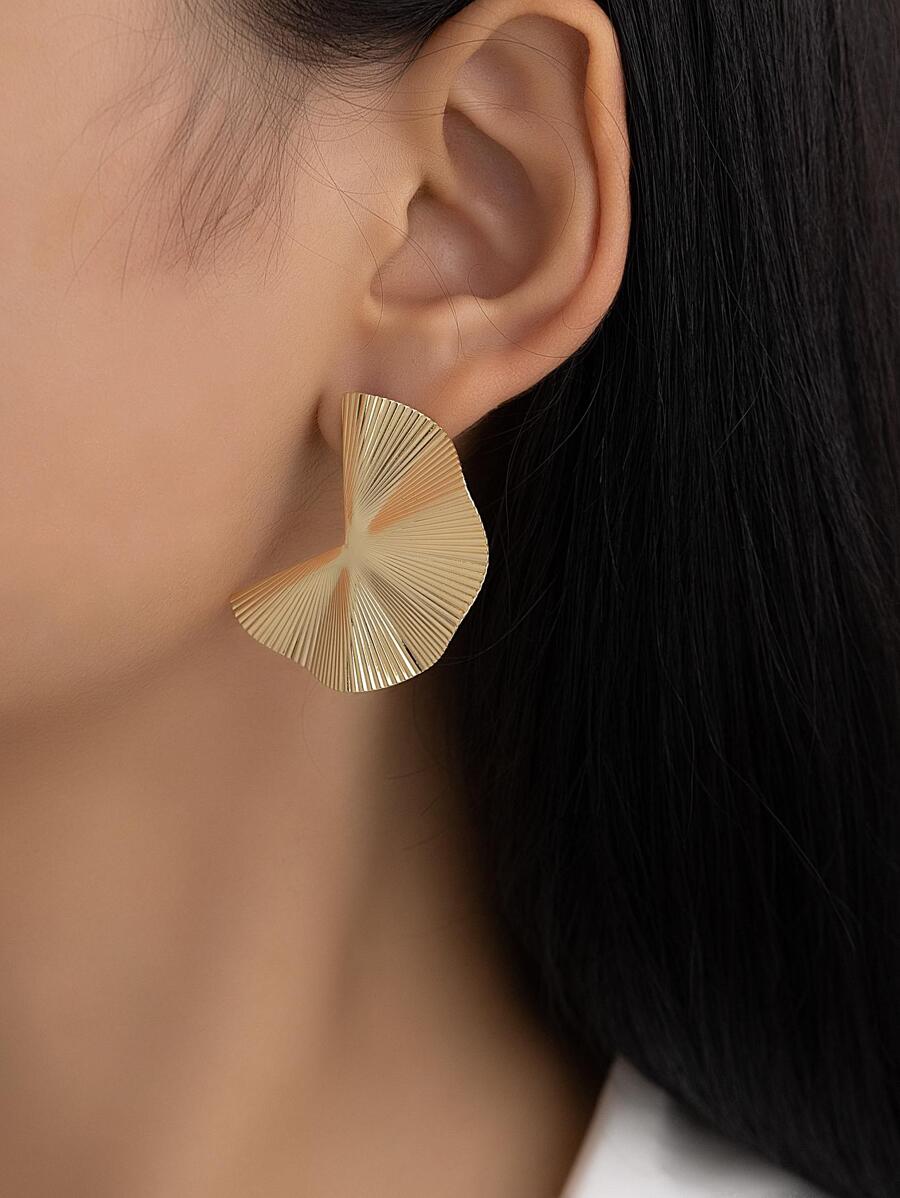 Textured Metal Design Stud Earrings