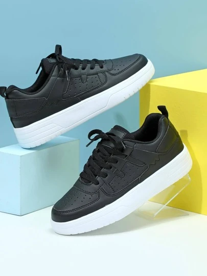 男士運動型滑板鞋，正面繫帶運動鞋