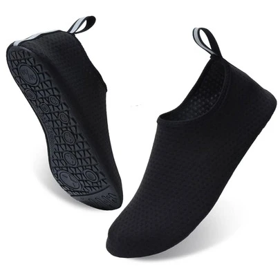 1雙運動休閑鞋，黑色滑防溪鞋，女士水鞋