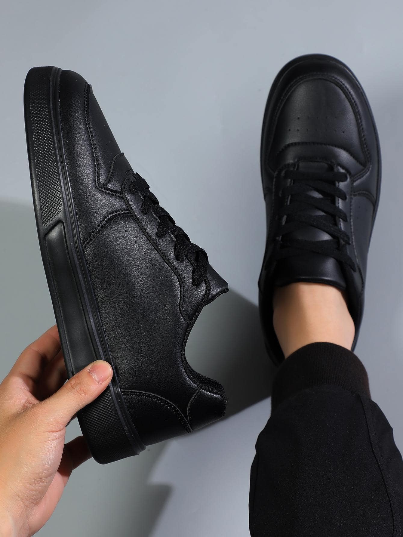 Giày trượt ván buộc dây mới cho nam, phong cách thời trang đi nghỉ, đa năng cho bốn mùa, màu đen