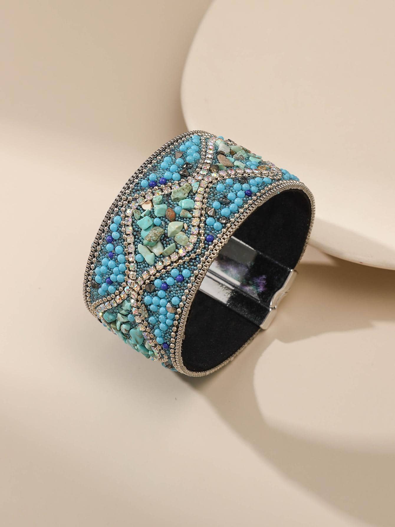 Pulsera con diseño de piedra
