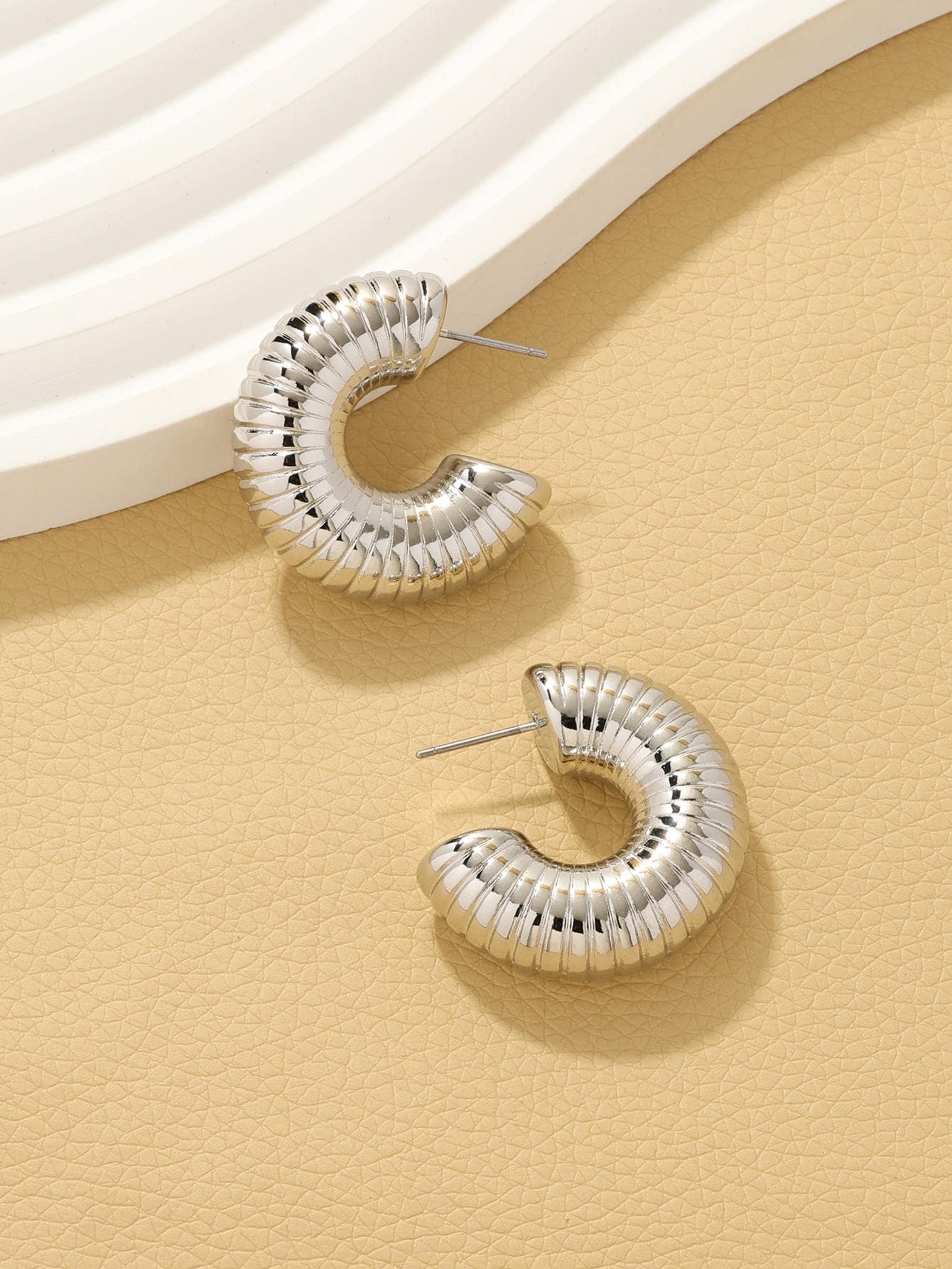 紋理質感設計圓耳環 - 銀色 - 查看 1