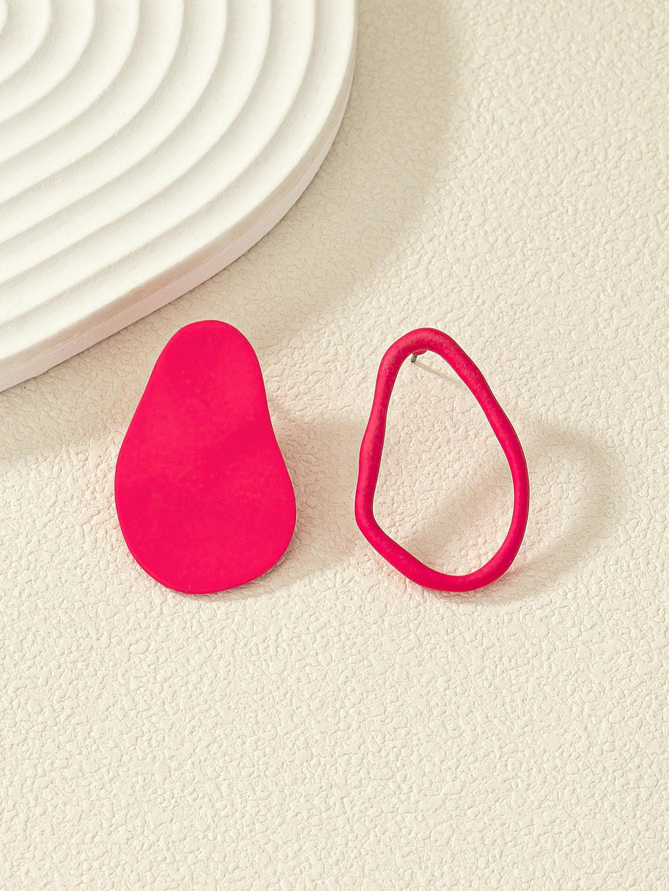 不对称形状不匹配耳钉 - 玫紅色 - 查看 1