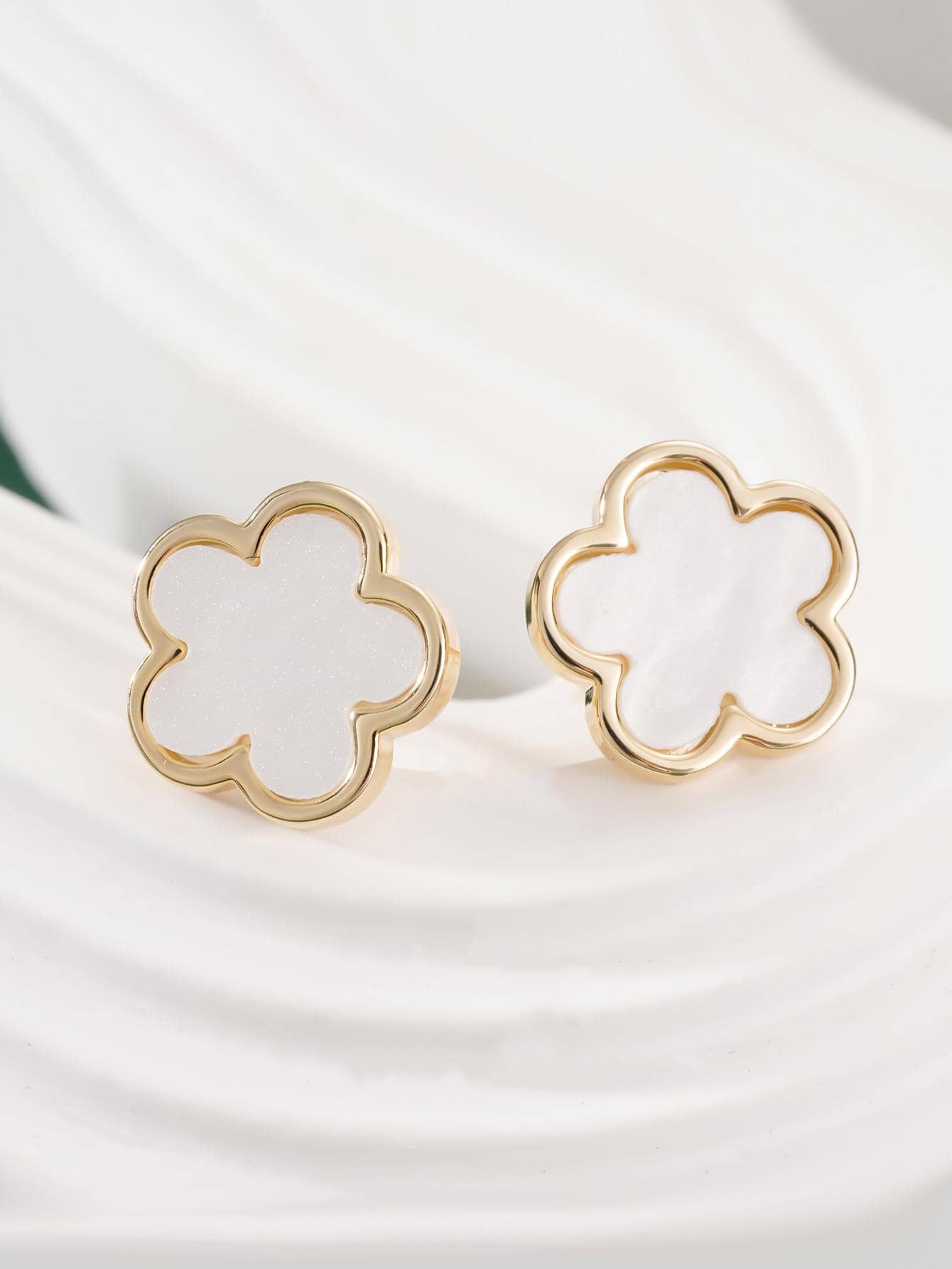 花朵裝飾耳釘 - 白色 - 查看 1