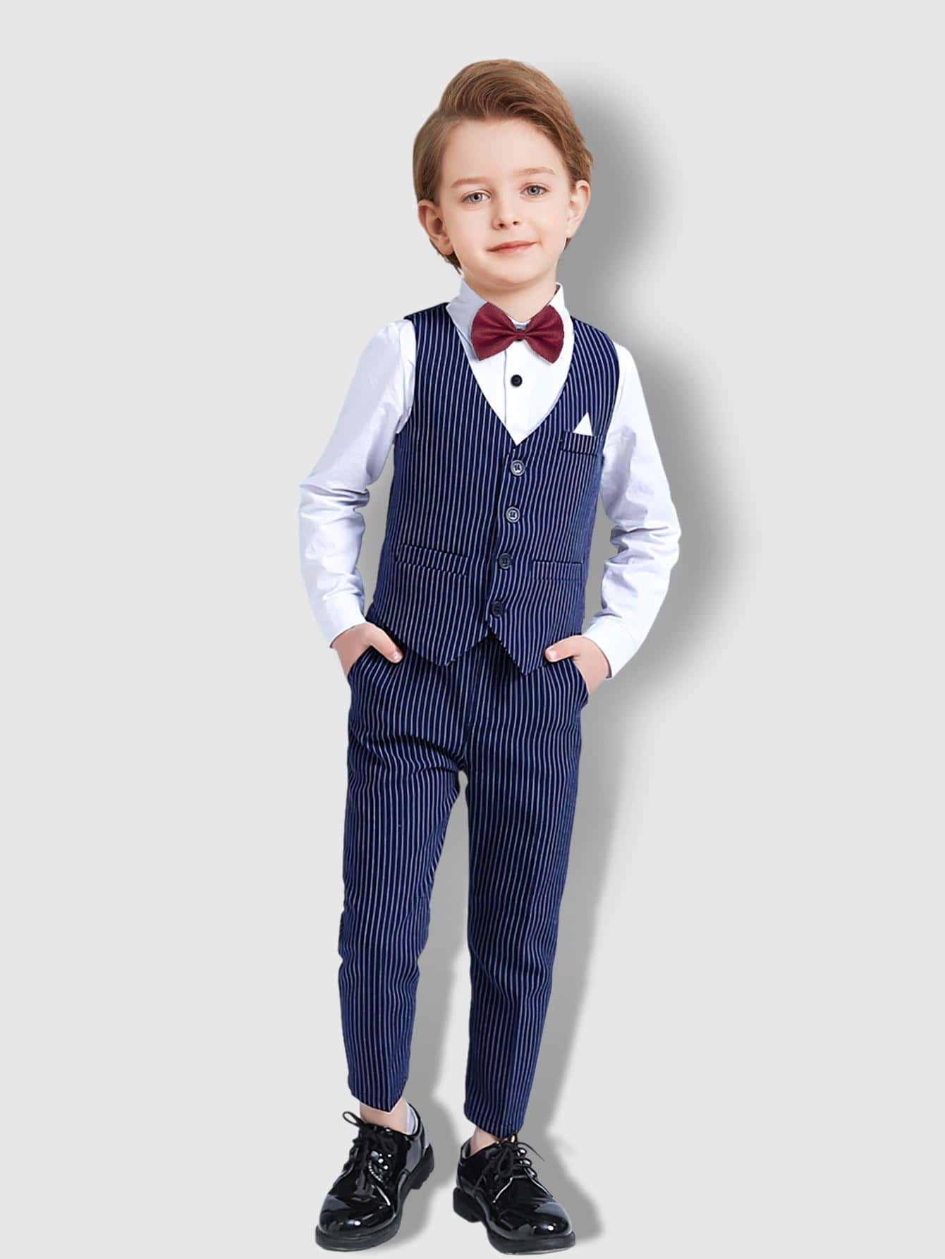 小男童前蝴蝶結襯衫和夾克背心和褲子