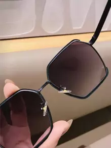 这款优雅的女士渐变色时尚眼镜，适合海滩度假、户外活动和旅行，也是秋冬季女士日常穿搭、商务场合和休闲活动的理想之选。它采用优雅的超大方形镜框，尽显时尚风范。 - 黑色 - 查看 3