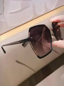 这款优雅的女士渐变色时尚眼镜，适合海滩度假、户外活动和旅行，也是秋冬季女士日常穿搭、商务场合和休闲活动的理想之选。它采用优雅的超大方形镜框，尽显时尚风范。 - 黑色 - 查看 2