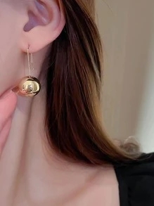 带球形细节的闪亮金色钩形耳环 - 时尚达人的必备单品