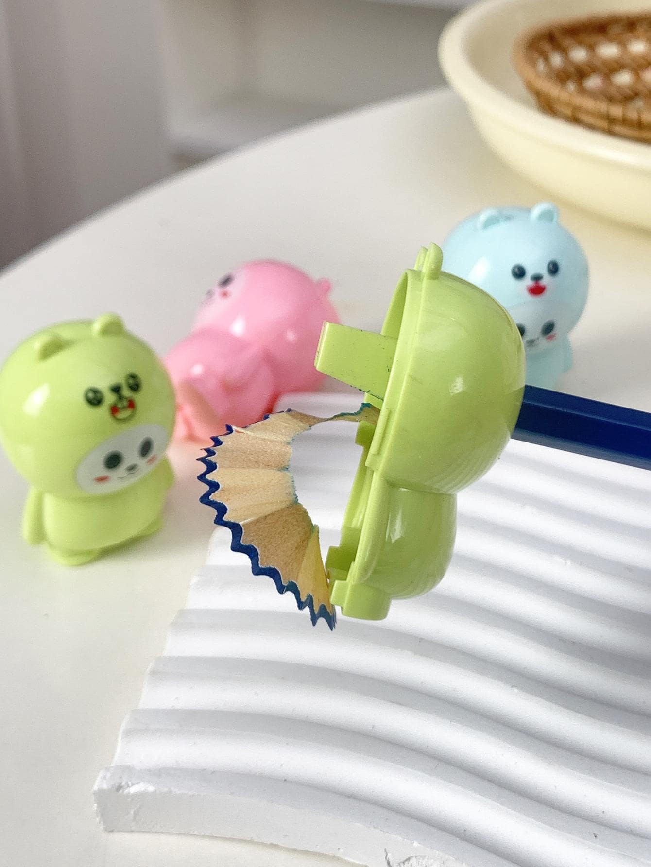 1 pieza Sacapuntas con diseño de dibujos animados lápiz verde de plástico dulce para doméstico - Verde - Ver 1