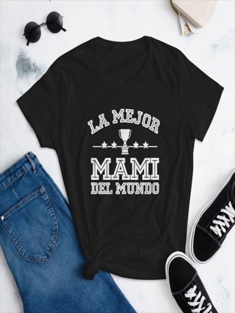 blusa negra con letras doradas