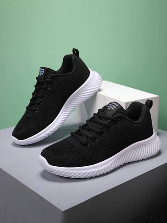 女式運動跑鞋，字母拼貼裝飾前繫帶運動鞋