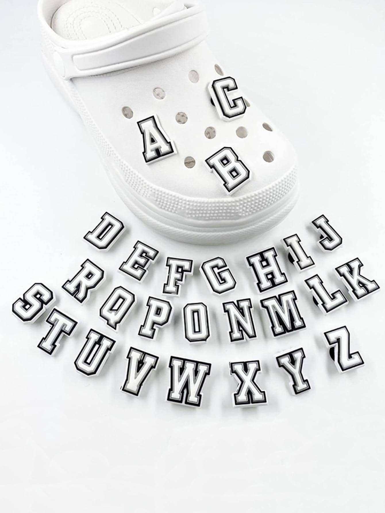 5双PVC木屐，带可拆卸装饰扣；26件套黑白字母装饰扣；26件套粉色字母装饰扣。装饰扣为非一体式镶嵌设计，具体款式请参考详情。 - 黑與白 - 查看 1