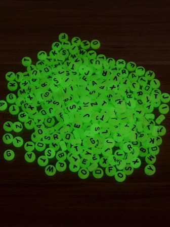 100 piezas/set Cuenta DIY brillante en oscuro con diseño de letra