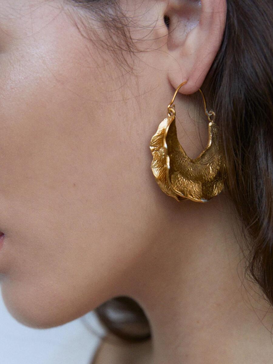 Pendientes de aro con textura de metal - Amarillo Oro - Ver 1