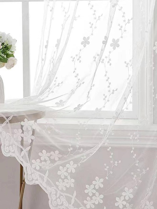 ستارة رقيقة مطرزة بزهور صغيرة بطراز ريفي