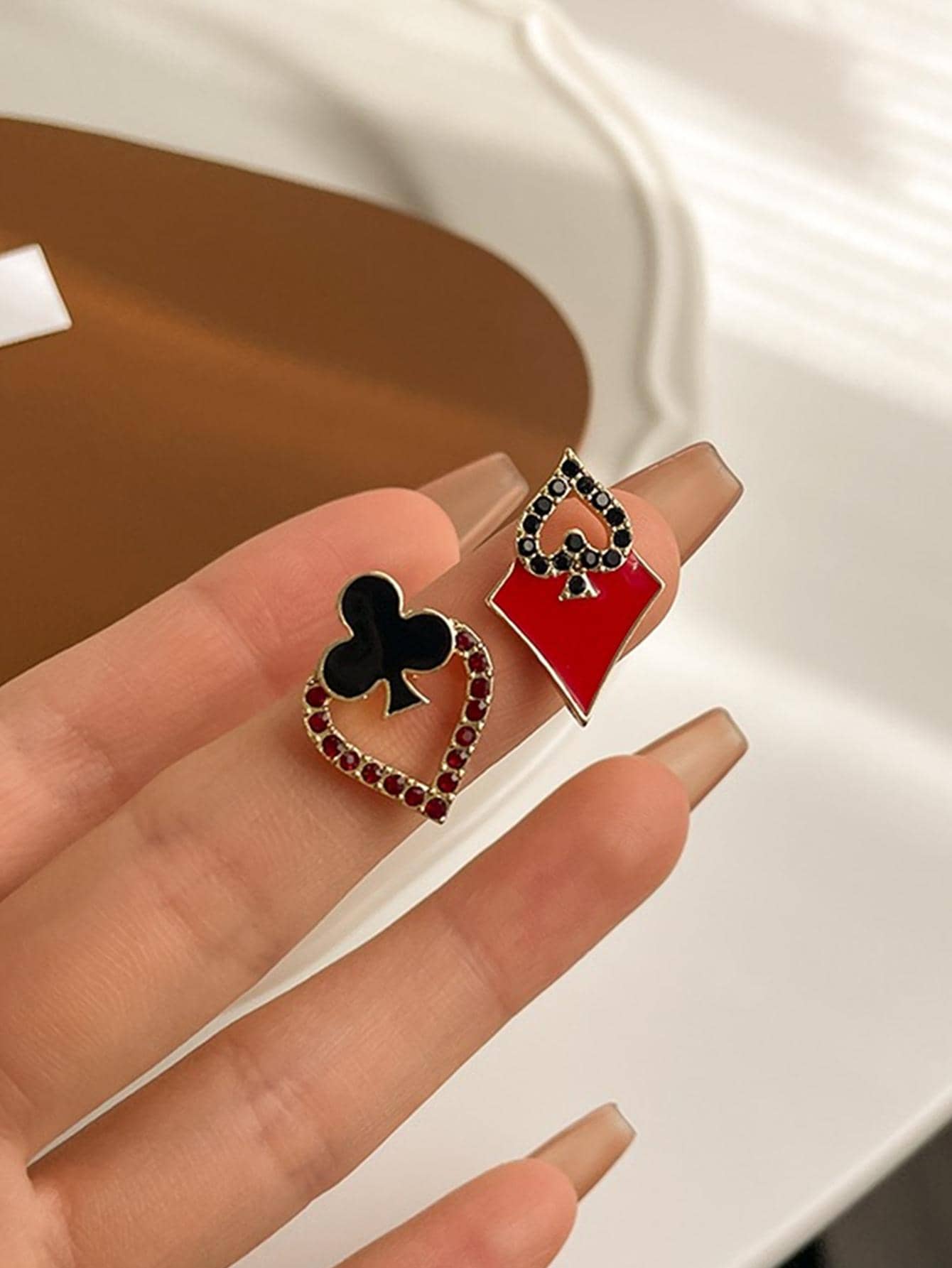 2入組撲克牌和愛心裝飾耳釘 - 彩色 - 查看 1