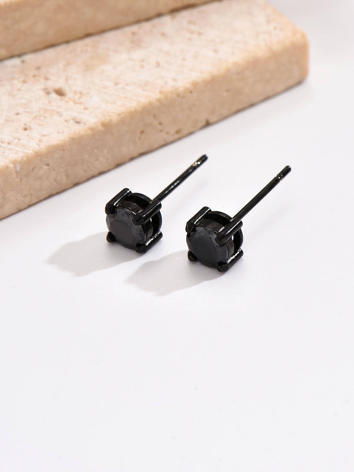 Bông tai trang trí bằng đá khối Zirconia - màu đen - Xem 1