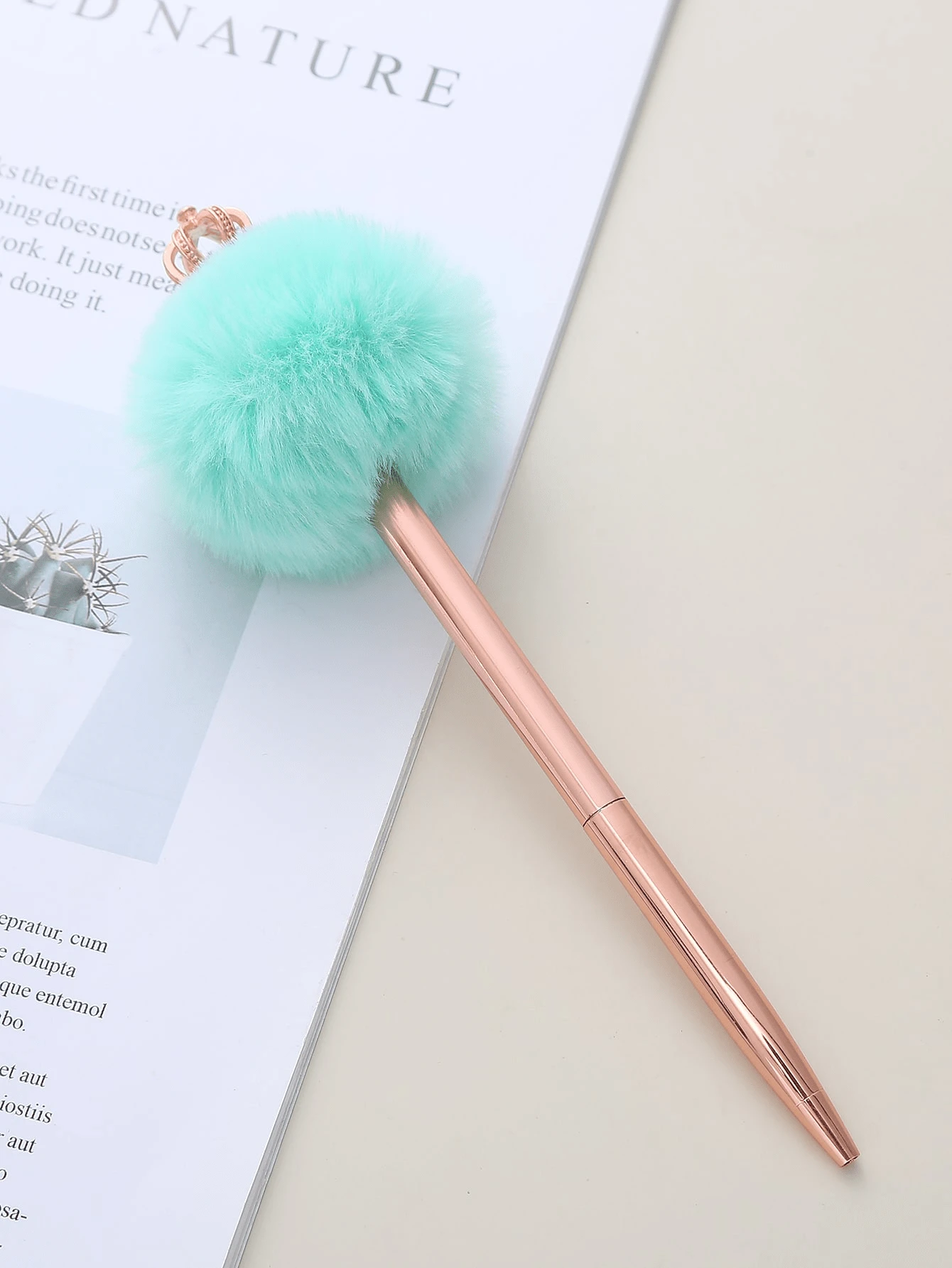 1入組絨球裝飾和王冠設計圓珠筆，適合學生塑料可愛創意筆