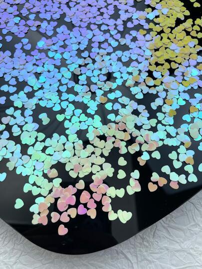 1500 件心形抛洒五彩纸屑，