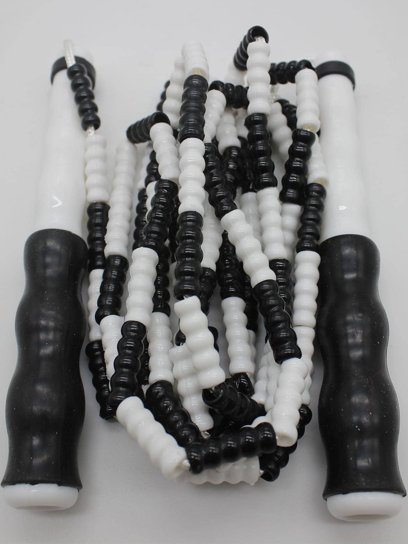 Cuerda De Saltar Con Cuentas En Blanco Y Negro - Blanco y Negro - Ver 1