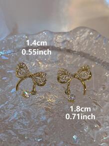 Kolczyki ozdobione kokardą z kryształków górskich