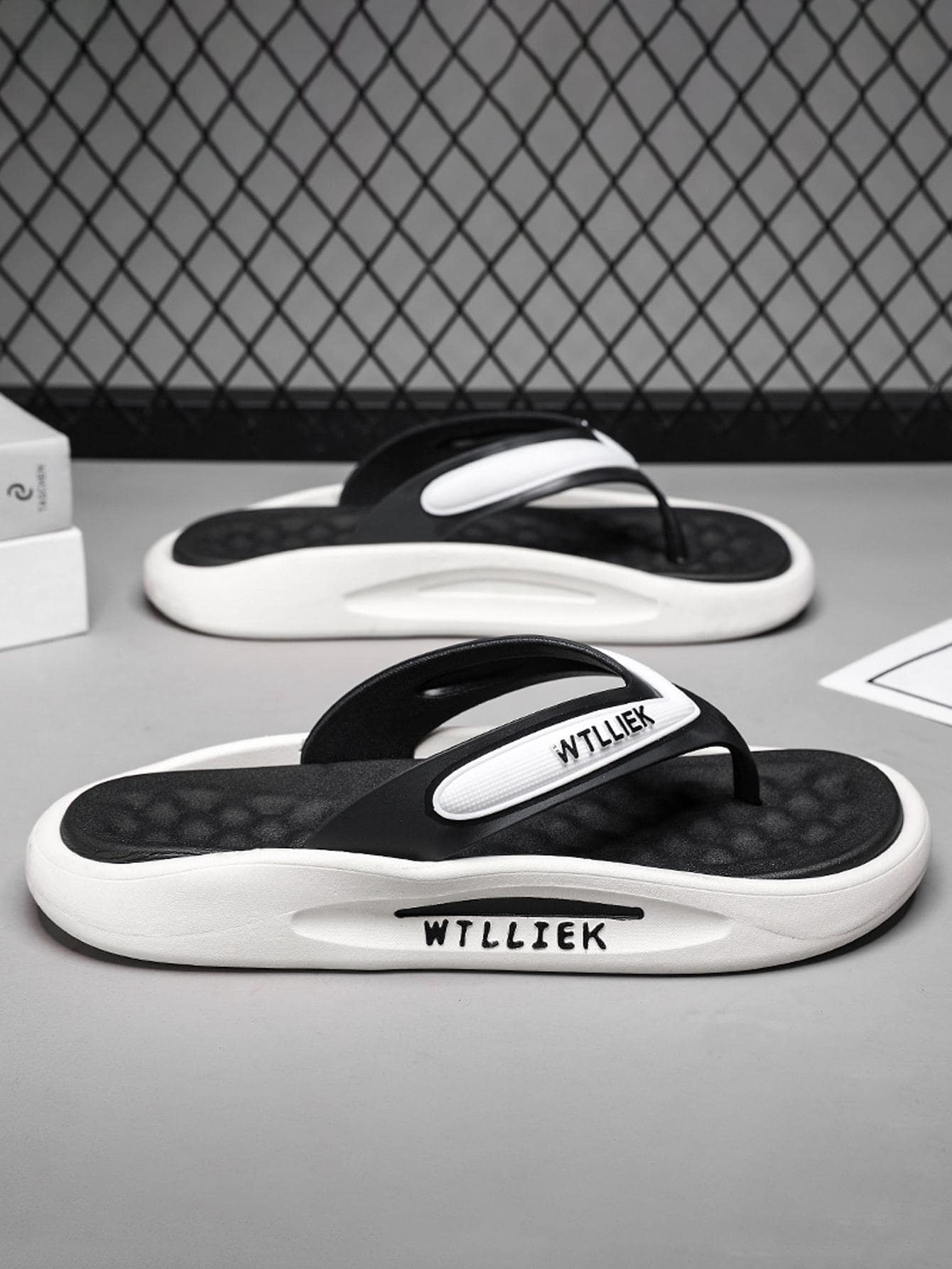 Dép Xỏ Ngón Họa Tiết Chữ Nam, Dép Xỏ Ngón Đi Biển Thời Trang - màu đen - Xem 1