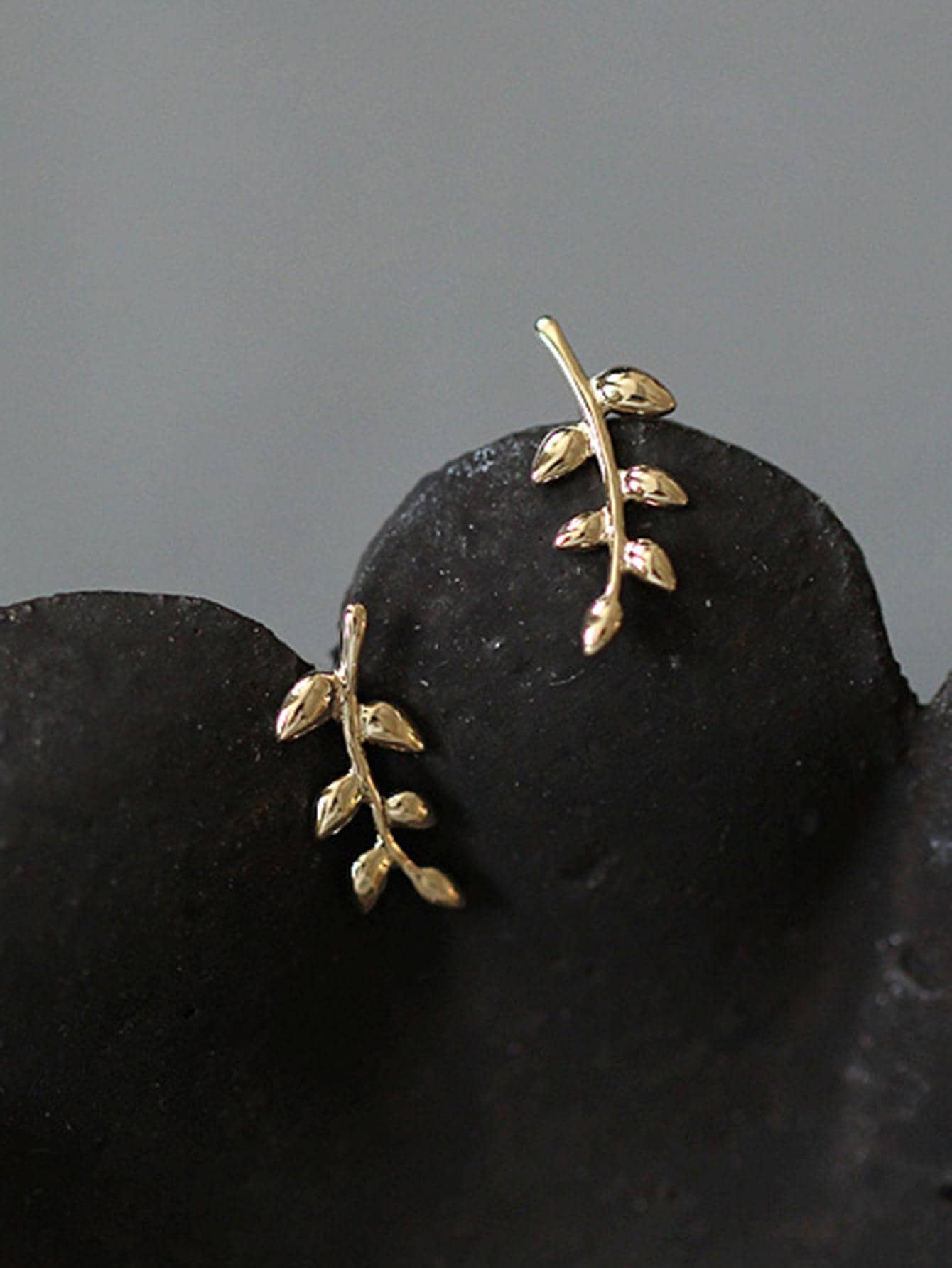 2pcs Leaf Decor Stud Earrings - Gold - View 1