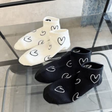 4入組(2黑+2白)女性用毛絨心型設計襪子,春夏季款