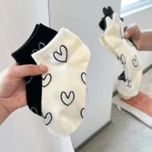 4入組(2黑+2白)女性用毛絨心型設計襪子,春夏季款
