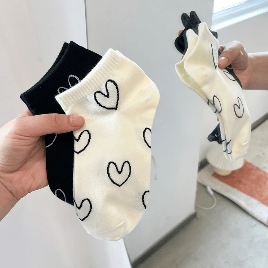 4入組(2黑+2白)女性用毛絨心型設計襪子,春夏季款