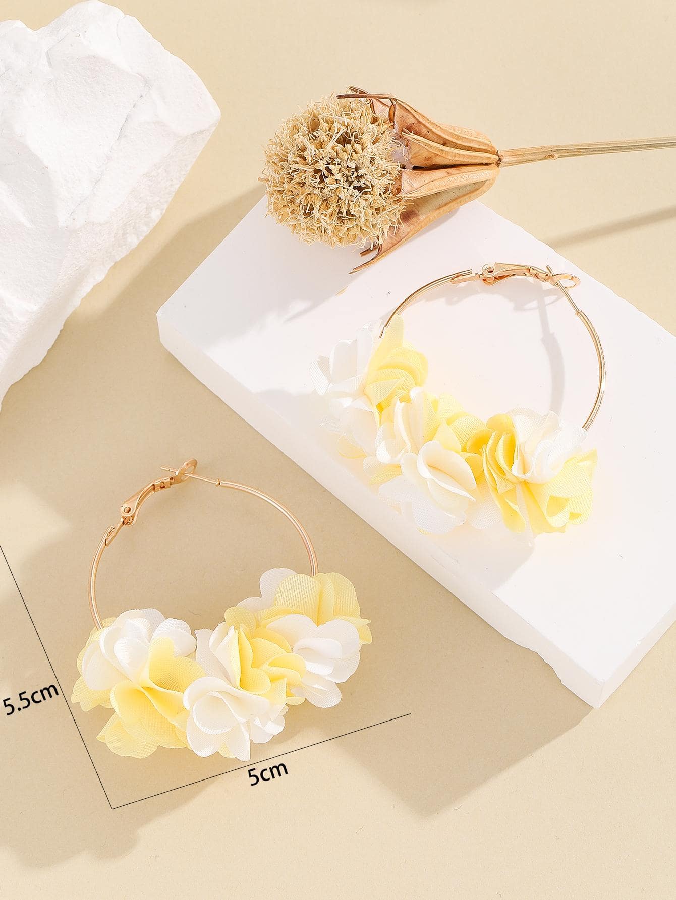 Pendientes de aro con diseño de flor - Amarillo - Ver 1