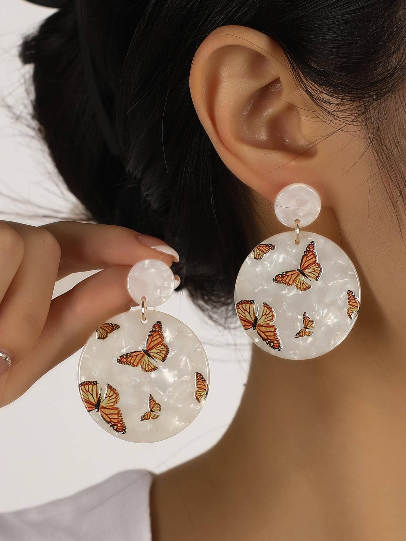 Bông tai thả tròn họa tiết bướm - Nhiều màu - Xem 1